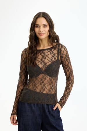 In Front - Kia t-shirt Brown